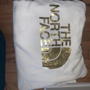 Woman’s north face sweatshirt never worn